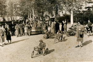 1956 Grilli e bambini ai giardini di Reggio Emilia