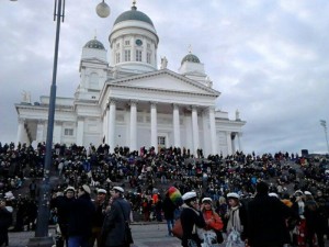 La cattedrale ortodossa di Helsinki attorniata dalla folla di Vappu