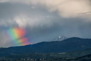 Accenno d'arcobaleno dalle parti del Cimone (Foto Mauro Malvolti)