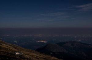 Cusna ore 22.30 - Castelnovo Monti al centro (Foto Mauro Malvolti)