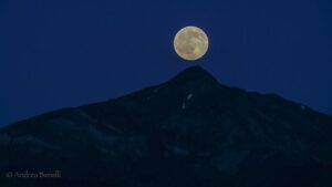La luna del solstizio sul Cusna (Foto Andrea Benelli)