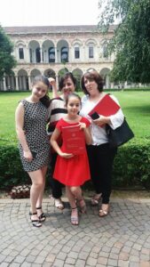 Eva Mandreoli al centro con l'adorata mamma e le figlie Sara e Lisa