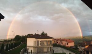 La felicità e l’arcobaleno non si vedono mai sulla propria casa, ma soltanto su quella degli altri (Foto Laura Casini)