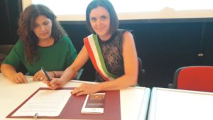 A destra il vice sindaco Ilenia Rocchi all'atto della firma con accanto l'assessore Alessandra Leoni.