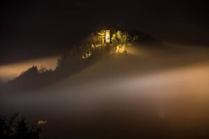 Felina, il Castello e l'assedio della nebbia. Foto Mauro Malvolti
