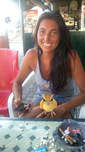 Alessandra Dallari "assalita" da un Pokémon nella piscina di Toano