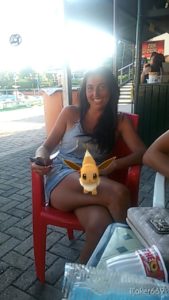 Alessandra Dallari "assalita" da un Pokémon nella piscina di Toano