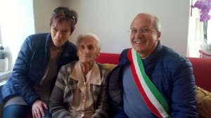 Maria Govi festeggiata dal sindaco Vincenzo Volpi e l'assessore Roberta Ruffaldi
