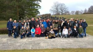 Foto di gruppo a Lidice davanti al memoriale degli 82 bambini sterminati.