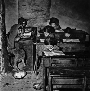 1949, bambini a scuola. Foto di Tino Petrelli.