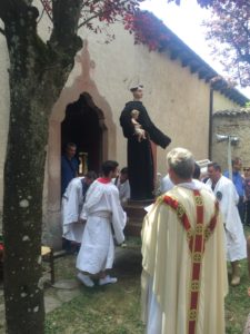 Don William Neviani ha benedetto la statua di Sant'Antonio da Padova che, per quando non nel giorno della ricorrenza, una volta all'anno esce in processione dall'oratorio seicentesco