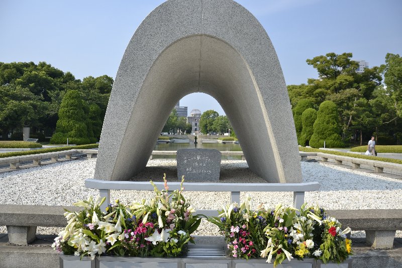 Cenotafio contenente i nomi di tutti i morti del bombardamento e delle sue conseguenze. L'iscrizione in giapponese recita -Che le tutte le anime riposino qui in pace, che il male non si ripeta-