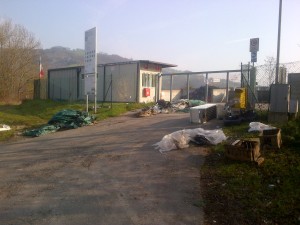 I rifiuti lasciati davanti all'isola ecologica di Cerredo
