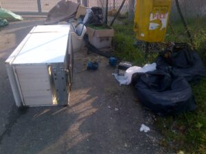 I rifiuti lasciati davanti all'isola ecologica di Cerredo