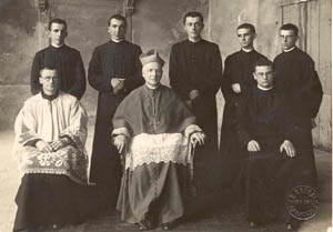 Don Enzo Boni Baldoni seduto alla sinistra del vescovo Eduardo Brettoni. In piedi, a sinistra del vescovo, don Luca Pallai, che sarà uno dei preti partigiani nelle Fiamme Verdi