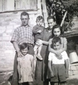 Emio Zanni con la moglie e quattro dei cinque figli