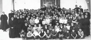 Gruppo studenti con vescovo Baroni  giugno 1965