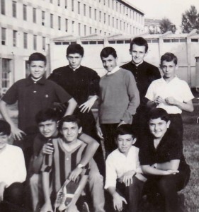 Gruppo di studenti di seconda media con gli assistenti don Luigi Guglielmi e don Giuseppe Gobetti, allora seminaristi; estate 1964