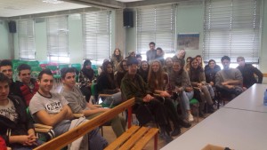 Gli studenti con Massimo Zamboni