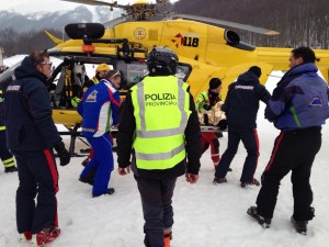 I militari sciatori di Castelnovo Monti conducono con motoslitta medico sul posto allertando i soccorsi