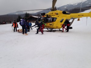 I militari sciatori di Castelnovo Monti conducono con motoslitta medico sul posto allertando i soccorsi