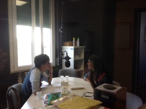 Maryama e Gabriele durante la registrazione negli studi di Radionova