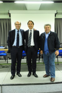 Il presidente di Keraglass industries Valter Caiumi (in mezzo), il sindaco di Baiso Alberto Ovi (a destra) e l’avvocato Giuseppe Pagliani (a sinistra)