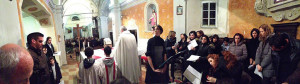 Dopo quattro anni si torna a celebrare la messa nella chiesa di Valestra: ecco la messa di mezzanotte del 2013