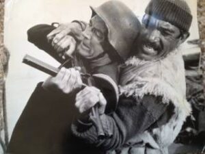 Jock Easton e Anthony Quinn in I cannoni di Navarone -Il Paradiso dei Folli.jpg