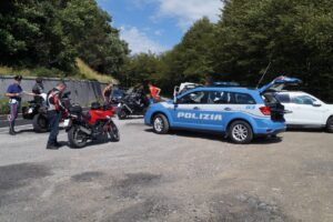 La Polizia stradale esegue i controlli ai motociclisti (Large)