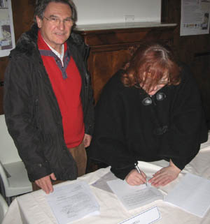 La firma del Patto, a sx il presidente Cai di Reggio e a dx il sindaco