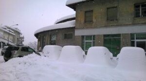 Neve davanti al Consorzio Agrario a Castelnovo Monti