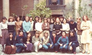 La prof. Mina Manenti, quinta da sx in piedi, con le studentesse della classe V “tecnico di laboratorio” dell’Istituto Sidoli, a.s. 1978/79