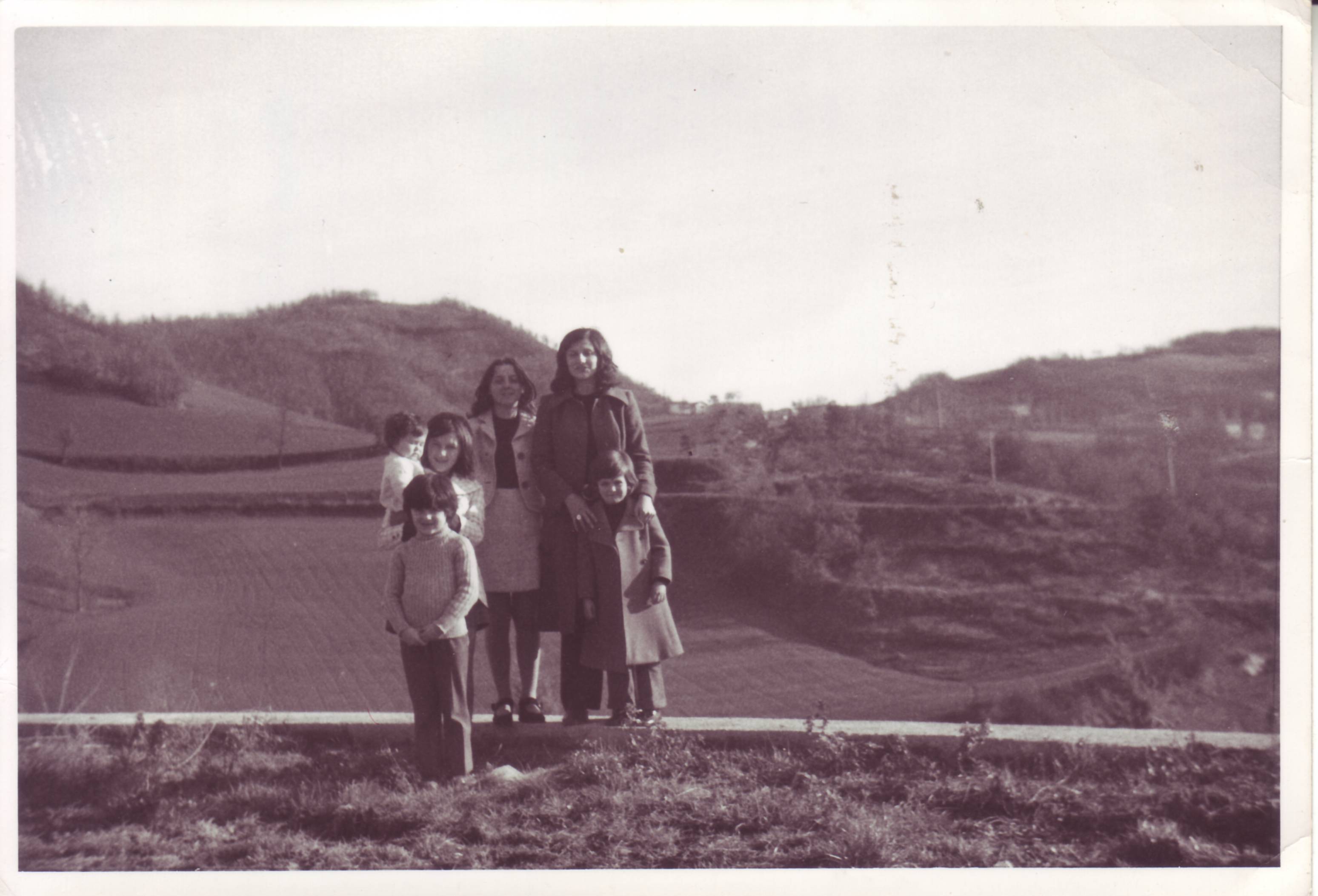 Teresa Musi, Ornella Olmi, Normanna Albertini con dei bimbi all'uscita da messa a Villaberza - anni '70