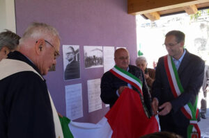 Un momento dell'inaugurazione della nuova sede della Pro loco di Quara, dedicata a don Enzo