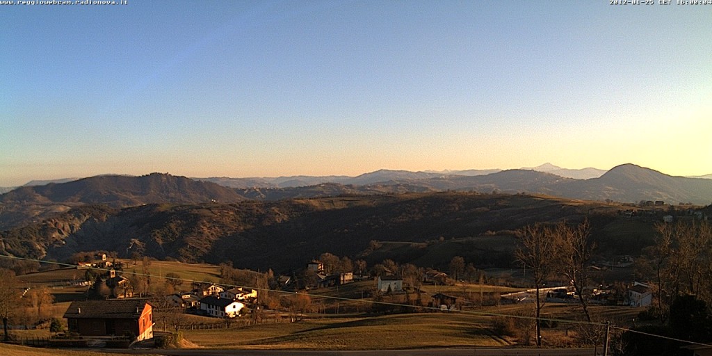 Uno scatto della webcam (mercoledì 25 gennaio): San Giovanni, il castello di Baiso, Mt. Valestra e l’Appennino modenese a fare da sfondo.
