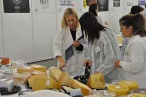 Al World Cheese Awards 2014 si assaggia il Parmigiano Reggiano (foto Loretta Amorini)