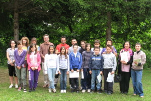 Ragazzi dell'IC Ariosto con dirigente scolastico e insegnanti.