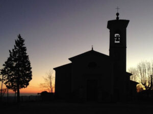 La chiesa di Valestra fotografata all'alba dopo i primi interventi di restauro: anche la croce sul campanile è tornata dritta