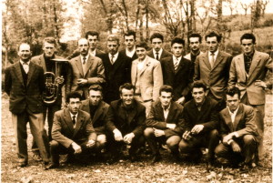 I cantori del coro di Cavola nel 1960: si possono notare il Maestro Fontanesi  (terzo da sinistra in piedi, con la sigaretta tra le dita) e alla sua sinistra il Mestro Bione Franchini  didatta e  direttore delle bande di Felina Cavola