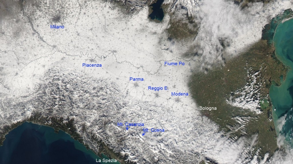 Immagine satellitare di giovedì 14 febbraio, ore 13.10: la pianura padana e l'Appennino innevati (dati http://lance-modis.eosdis.nasa.gov/ - rielaborazione ReggioEmiliaMeteo)