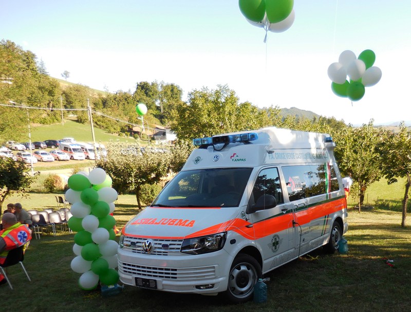 Taglio del nastro per la nuova ambulanza donata dalla Signora Albertina (4)