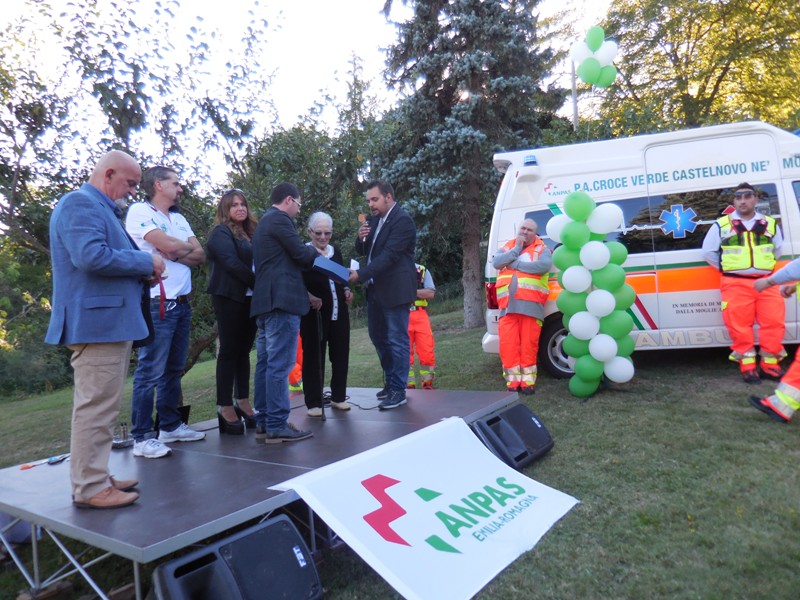 Taglio del nastro per la nuova ambulanza donata dalla Signora Albertina (40)