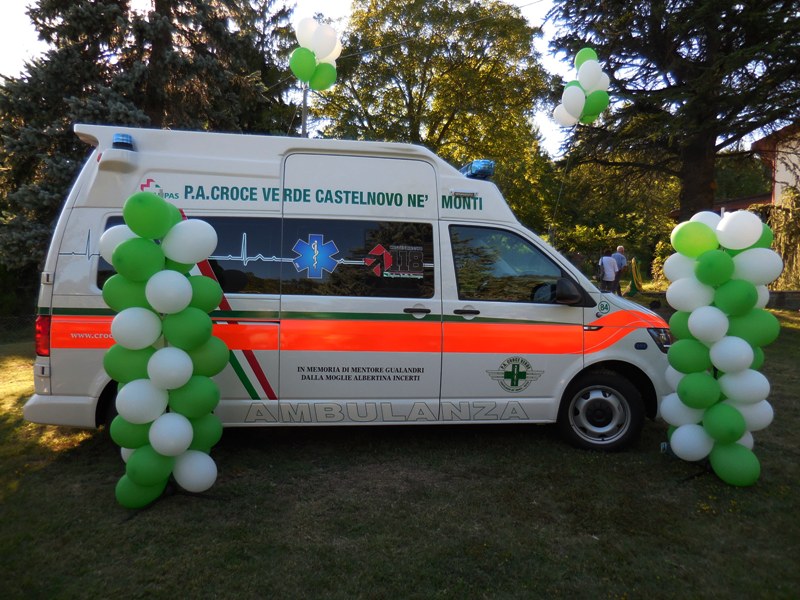 Taglio del nastro per la nuova ambulanza donata dalla Signora Albertina (6)