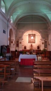 L'interno della chiesa di Quara dove si vede che l'altare è stato spostato nella navata, chiudendo il transetto, la crociera, il deambulatorio, il coro e l'abside