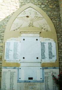 Il monumento ai caduti in piazza della Pace a Villa Minozzo