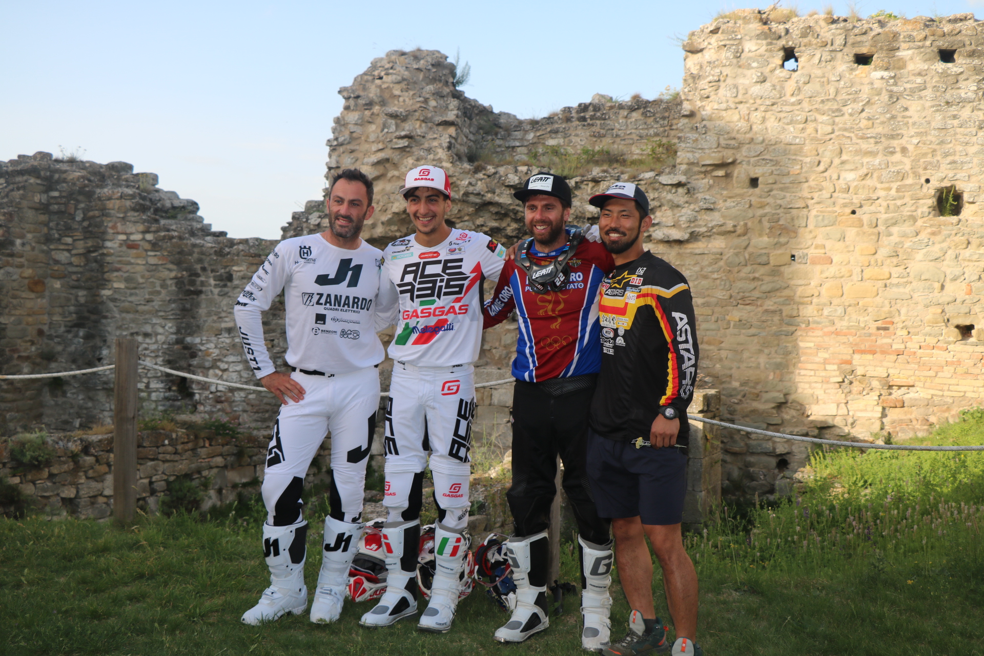 No Castelo de Carpineti, o esporte encontra a história: os pilotos e a equipe da corrida mundial de enduro estão visitando